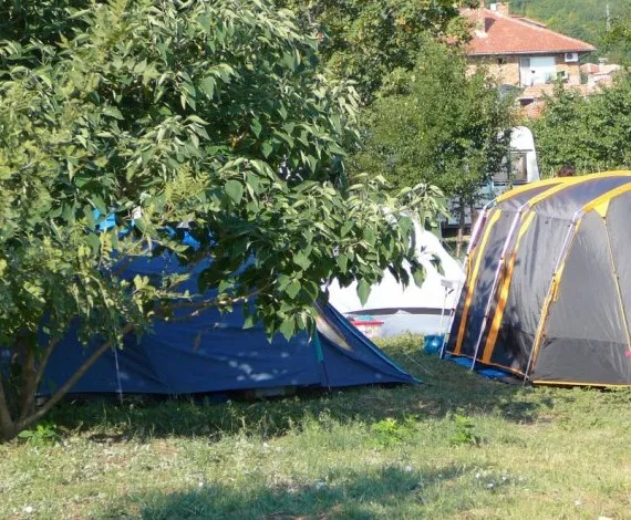 Терени палатки, двама възрастни и две деца-къмпинг Зора